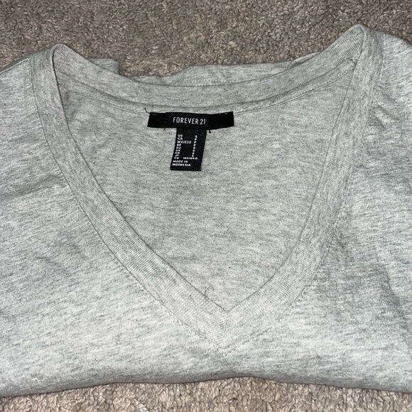 NWOT FOREVER 21 Gray V-Neck - Picture 4 of 4